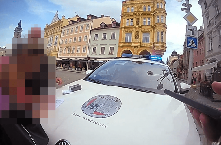 Žena prodávala v centru města parfémy. Strážníci zboží zabavili