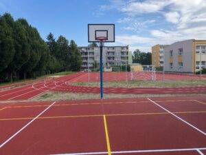 Školáci mají moderní víceúčelové hřiště roznov hriste-min