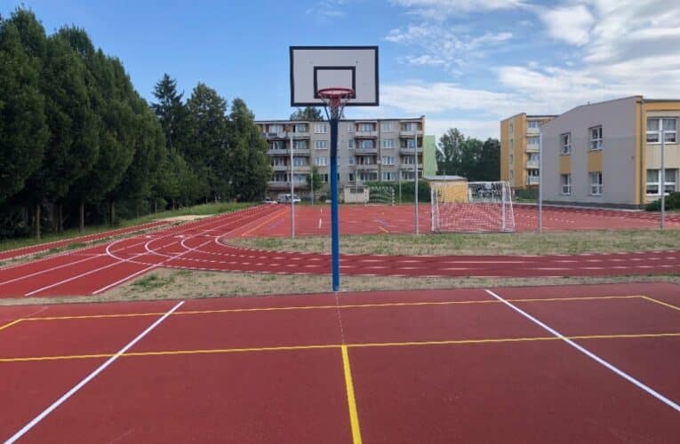 Školáci mají moderní víceúčelové hřiště