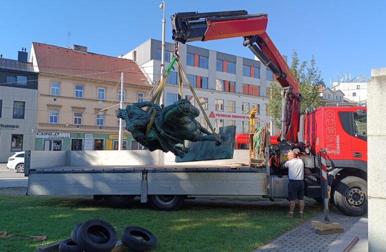 Z Českých Budějovic zmizela socha Jana Žižky. Projde ozdravnou kúrou v Buštěhradu