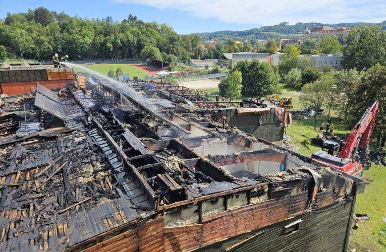 Policie podezírá z požáru v Krumlově pracovníka bazénu, hrozí mu až 8 let
