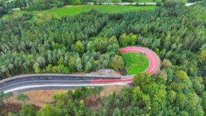 libinske sedlo silnice pruhy-min