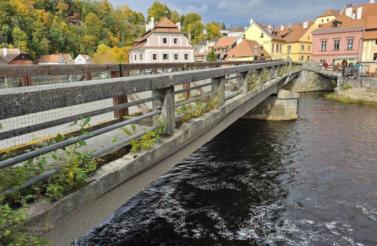 Most Edvarda Beneše v Českém Krumlově se pro dopravu uzavřel v pondělí 14. října. Pro pěší se vybuduje lávka