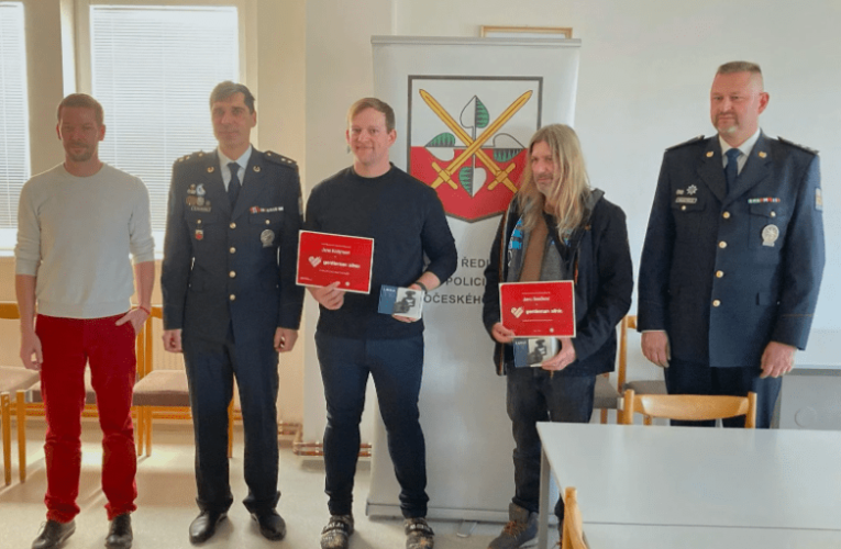 Muži zachránili život řidiči kamionu, který během jízdy na D3 dostal infarkt. Získali ocenění Gentleman silnic