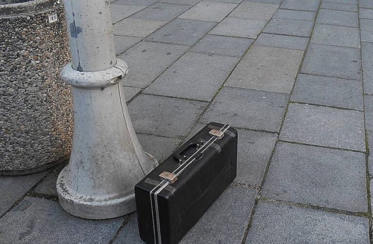 V autobuse nalezený kufřík s mobily a telefony skončil na Ztrátách a nálezech. Majitel se o něj může přihlásit