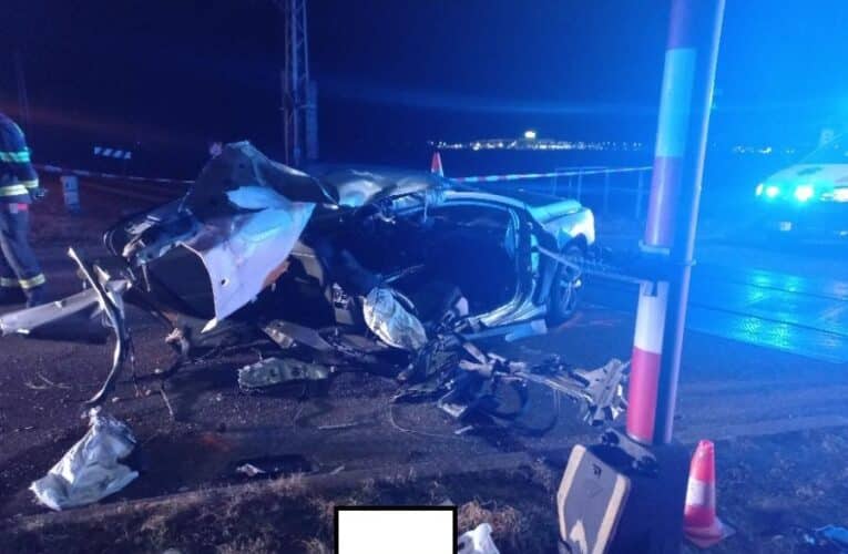 Tragická nehoda na železničním přejezdu v Hrdějovicích. Náraz vlaku vůz rozpůlil, žena zemřela