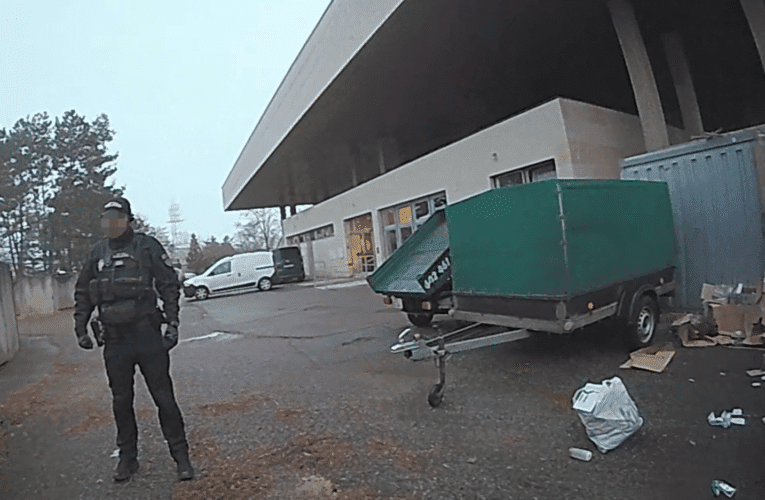 Žena brakovala kontejner u krematoria, strážníci zjistili, že po ní pátrají policisté