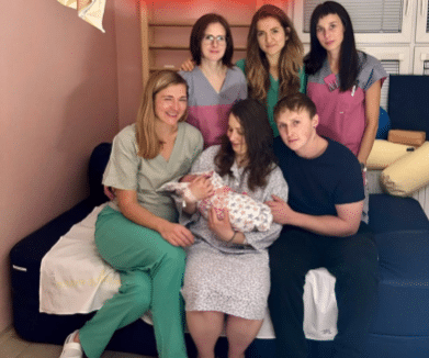 První jihočeské miminko roku 2025 se narodilo dvě minuty po půlnoci v Písku