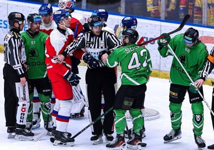 Retro utkání dospělo až do nájezdů. Motor v nich byl šťastnější