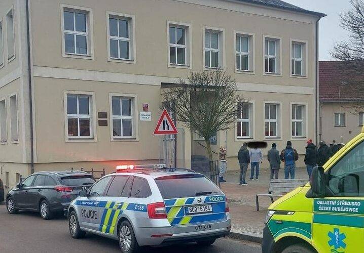 Žák na základce v Rudolfově hrozil učitelce střelnou zbraní a mačkal spoušť