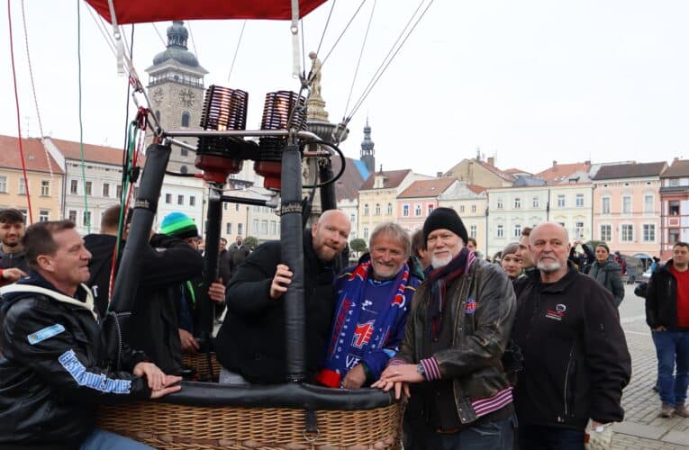 VIDEO, FOTOGALERIE: Z náměstí v Českých Budějovicích vzlétl nový motorácký balón