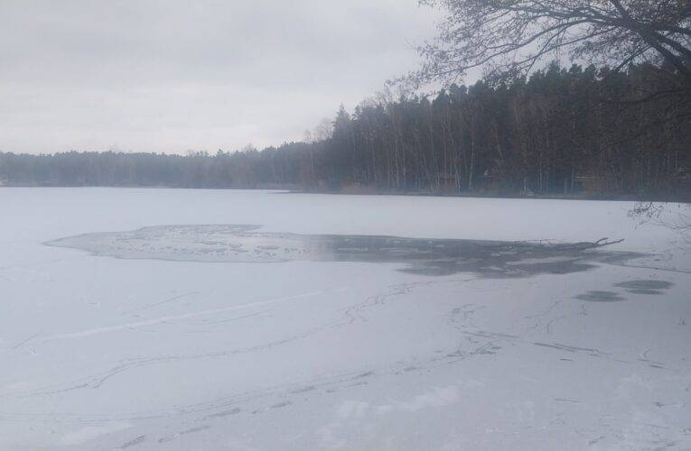 Bruslař se propadl na Mydlovarském rybníce