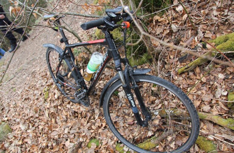 Policie vyšetřuje smrt cyklisty u vyhlídky u Hluboké nad Vltavou