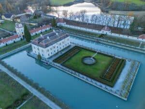 Zámek Kratochvíle z ptačí perspektivy – centrální zahrada a vila