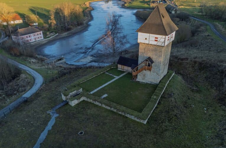 Tvrz Tichá: Kde čas zpomalil a kameny šeptají příběhy