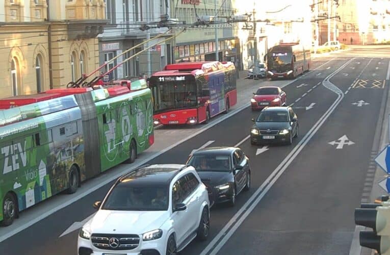 Silnice Na Sadech je od neděle opět zcela průjezdná