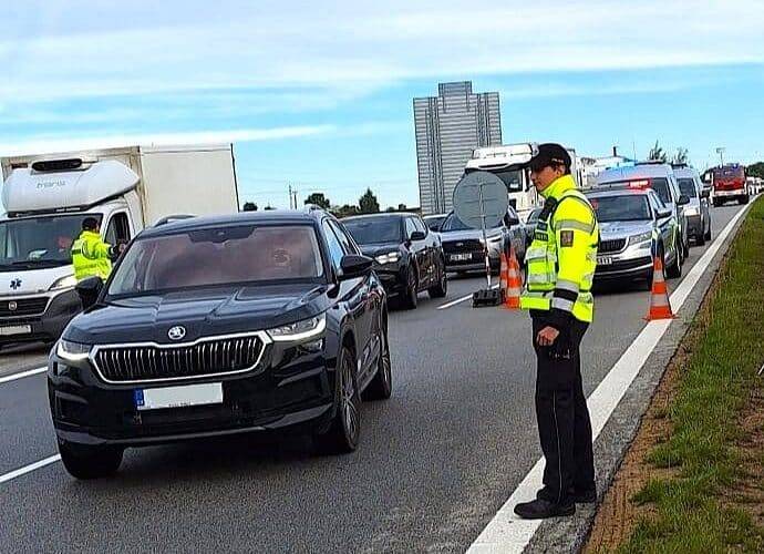 Přetížená nákladní doprava škodí krajským silnicím. Policie dostane dvě mobilní váhy