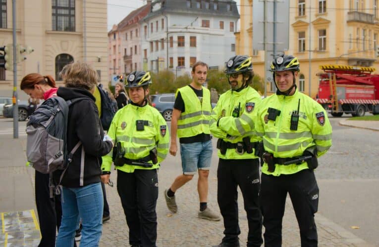 Městská policie doprovodila cyklisty na cyklojízdě městem při příležitosti Dne bez aut