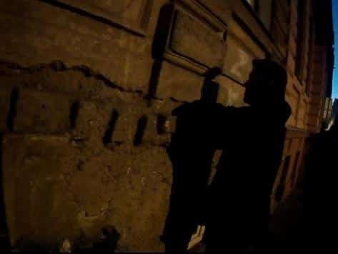 Žena vzbudila obyvatele Havlíčkovy kolonie. Ukrývala se totiž u jejich plotu před „pumami“. Zasáhla hlídka městské policie