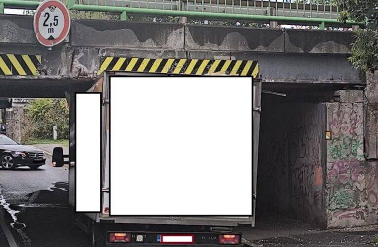 Řidič dodávky se nevešel pod most u Jitexu v Písku. Letos už desáté vozidlo