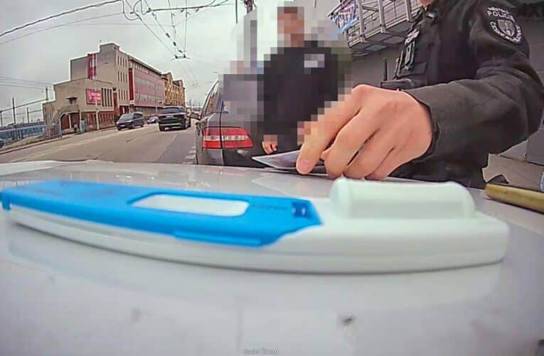 Po vykouření cigarety s marihuanou usedl za volant, hlídka městské policie ho odhalila díky dopravnímu přestupku