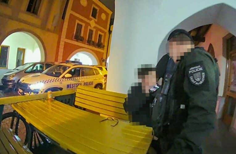 Devětatřicetiletý muž z večírku domů nedošel. S hladinou 3,3 promile a rozbitou hlavou skončil v nemocnici.