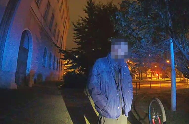 Bezradně se skláněl nad jízdním kolem. Jak se ukázalo, pachatel se snažil zprovoznit kradený bicykl