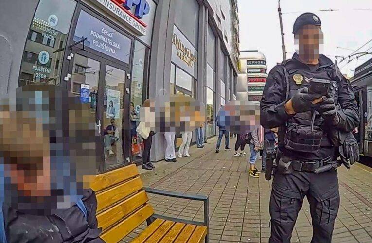 Muž, který si ustlal před obchodním centrem, si po probuzení strážníky servítky nebral. Skončil v poutech