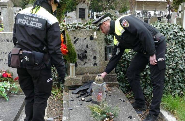 HLÍDKY ČESKOBUDĚJOVICKÉ MĚSTSKÉ POLICIE DOHLÍŽÍ V OBDOBÍ DUŠIČEK NA MĚSTSKÉ HŘBITOVY