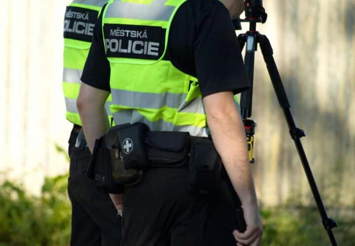 Strážníci se snažili zastavit řidiče rychle jedoucího vozidla, ten však ignoroval pokyn a pokračoval v jízdě. Strážníkům potom řekl jen „prostě jsem nezastavil“