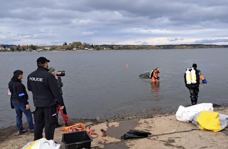 V Lipně našli 10 let potopené rakouské auto. Ve voze se nacházely lidské ostatky