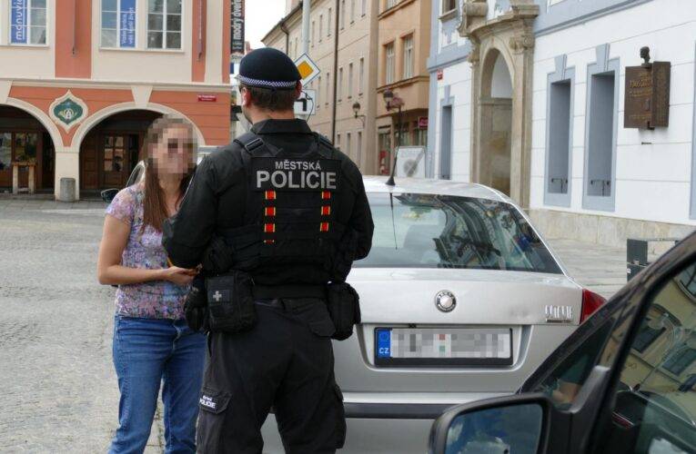 Městská policie zavádí noční kontroly parkování na Náměstí Přemysla Otakara II.