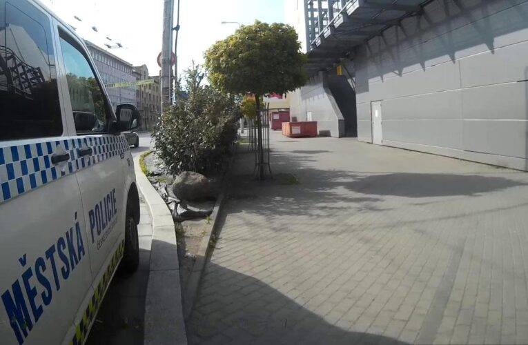 Podnapilá žena ohrožovala zdravotníky, pomohla hlídka městské policie