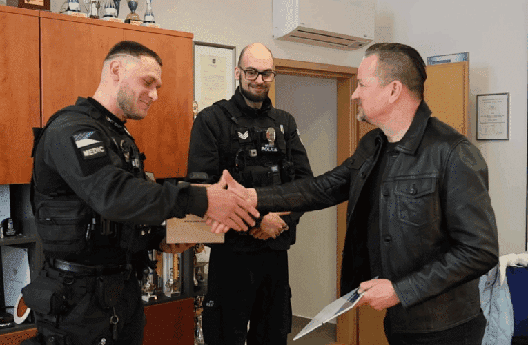 Strážníci Jakub Novotný a Vojtěch Burč si převzali medaili za statečnost