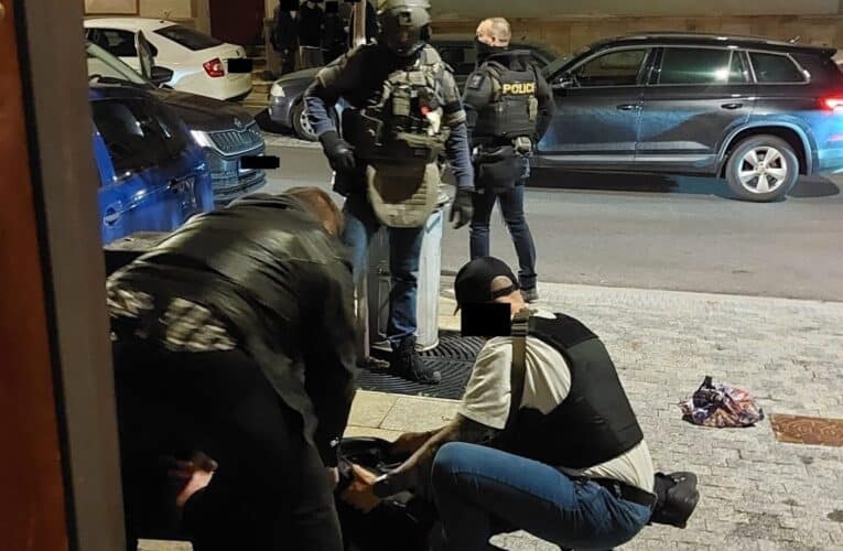 VIDEO: V pondělí došlo v Pražské ulici v Písku k přepadení čerpací stanice. Pachatel si po činu nechal ostříhat vlasy