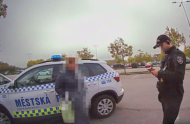 Nelegální prodej parfémů na parkovišti stál dvaačtyřicetiletou ženu zabavení parfémů a očekávat může i tučnou pokutu