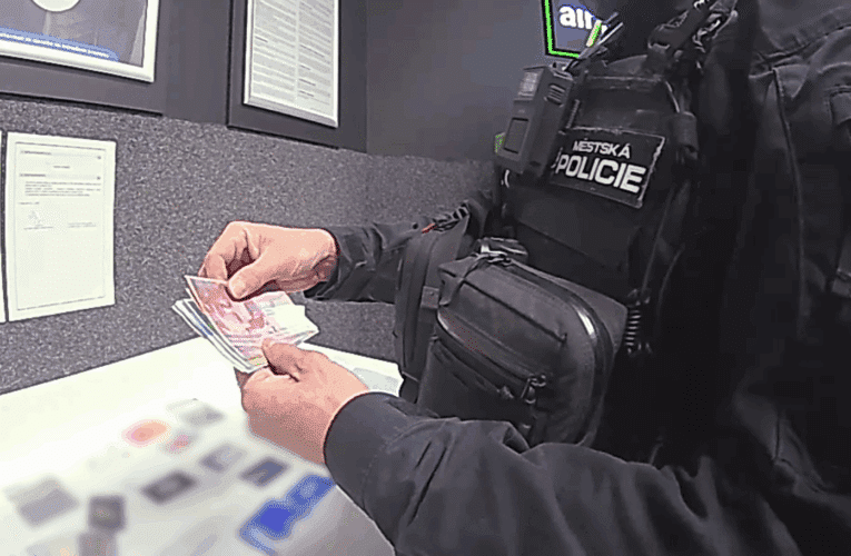Zaměstnankyně prodejny zachránila zapomenutou peněženku s hotovostí v přepočtu okolo 22 tisíc korun a všemi doklady. Majitelka si nález převezme z rukou strážníků