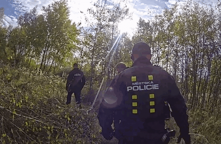 Odhalením tábořiště v bývalém vojenském prostoru se podařilo strážníkům vypátrat muže, který se ukrýval před zákonem