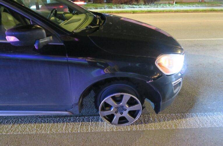 Opilý řidič jel více jak 20 km po ráfku, poškozenou pneumatiku po cestě roztrhal
