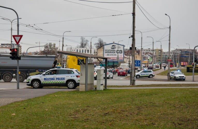Městská policie zajišťovala průjezd sanitek městem po srážce vlaků