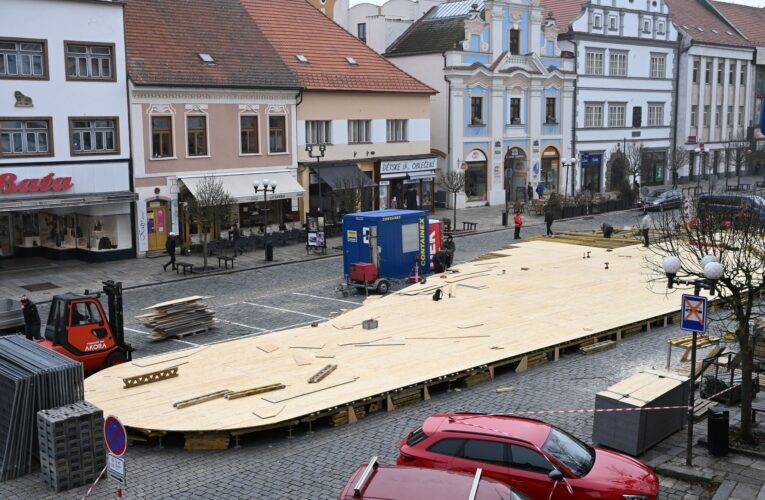 Ledové kluziště v Písku na náměstí se začíná pomalu rýsovat