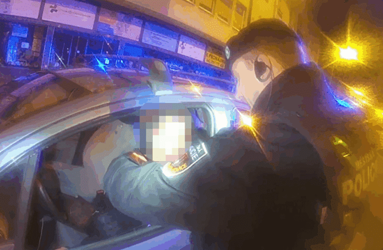 Hlídky městské policie narazily na dva devatenáctileté řidiče, kteří havarovali v nočním městě. Jeden z nich pod vlivem alkoholu