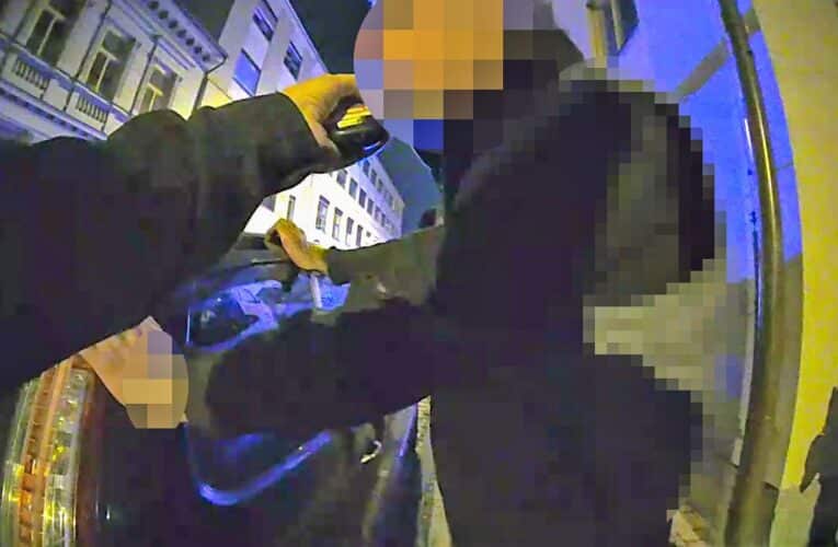 Řidič s více než 2 promile alkoholu ujížděl před hlídkou městské policie. Osudu neunikl