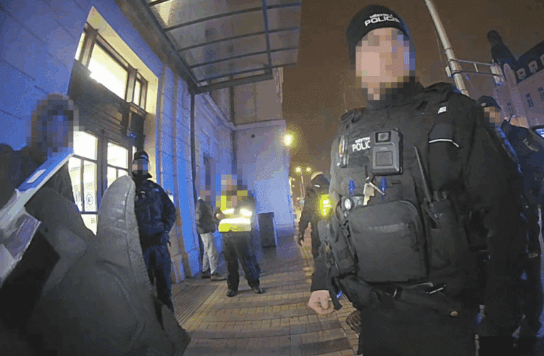 Hlídka městské policie zasahovala na nádraží, původce incidentu skončil díky obsahu svého zavazadla v rukou policistů