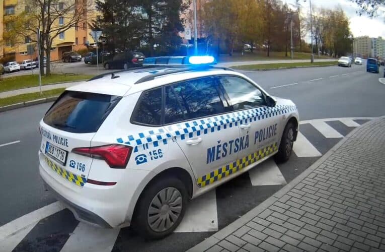 Video: Prasklé vodovodní potrubí v Dubenské ulici vytvořilo obří jezero. Zasahovali hasiči i strážníci městské policie