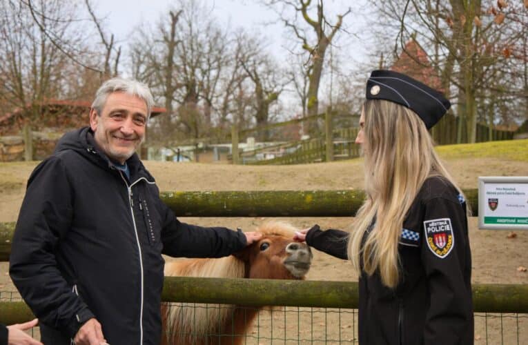 Strážnice Petra Matoušová cvičí Yogu pro dobrou věc. Šek na 10 tisíc korun věnovala již podruhé ZOO Hluboká nad Vltavou.