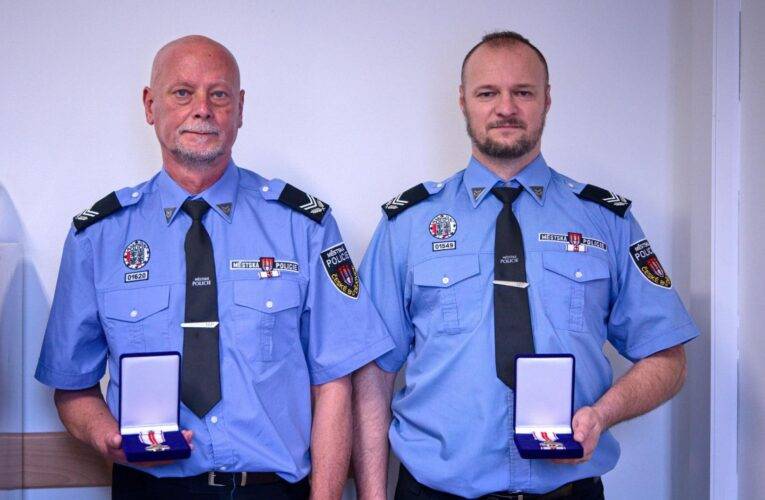 STRÁŽNÍCI MĚSTSKÉ POLICIE ZÍSKALI OCENĚNÍ SVAZU OBECNÍCH A MĚSTSKÝCH POLICIÍ ZA ZÁCHRANU ŽIVOTA