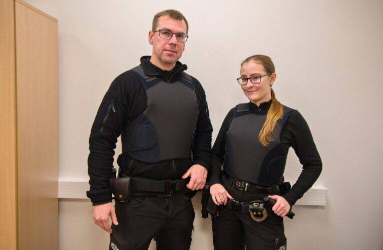 Městská policie posiluje bezpečnost strážníků. Testuje skryté balistické vesty