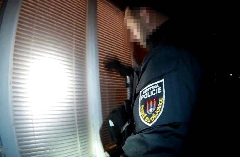 Včasný zásah strážníků pomohl zraněnému seniorovi v uzamčeném bytě.