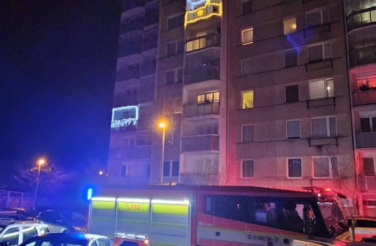 Nedělní požár bytu v panelovém domě v Českých Budějovicích. Na místě nalezena jedna mrtvá osoba